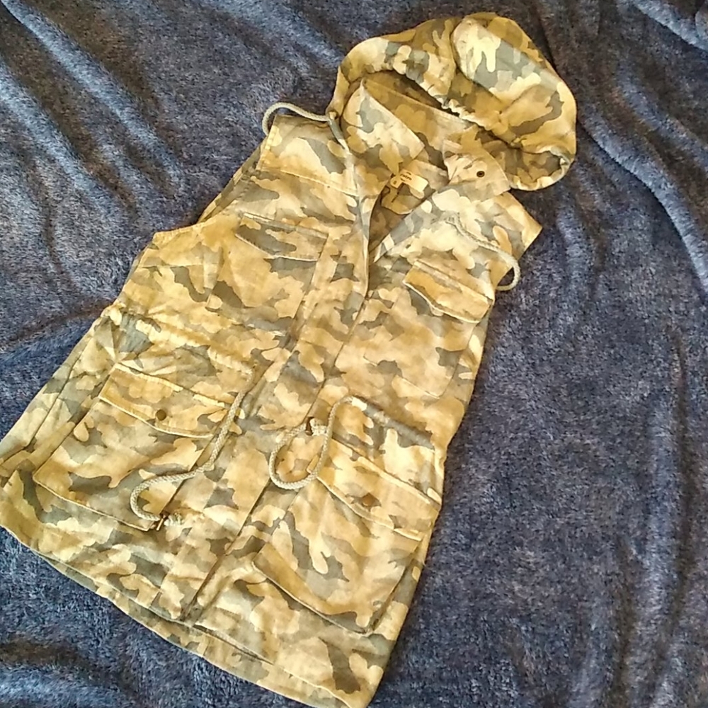 Entro hooded camo utility vest